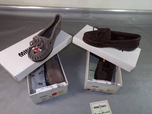 lot 79 image: New in Box Minnetonka Moccasins Size 6
