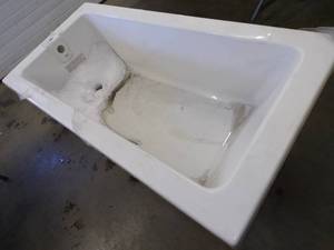 lot 114 image: MAAX 6 Bath Tub