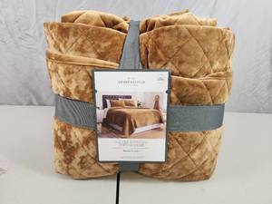 lot 5 image: New FullQueen Velvet Diamond Stitch Quilt