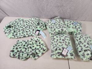 lot 38 image: 5 New 2 Pc Kids Outfits
