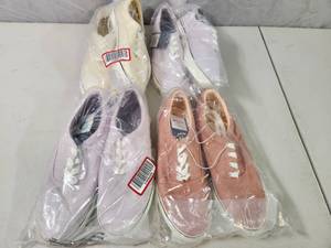 lot 79 image: 4 New Pairs Universal Thread Shoes Size 10W
