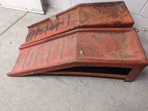 lot 8 image: Set of car ramps...