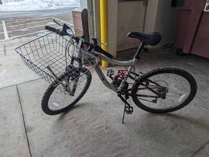 lot 10 image: Mongoose mountain bike...