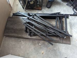 lot 21 image: Unassembled table with 4 top sectio...