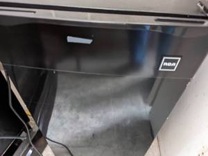 lot 27 image: RCA mini fridge...