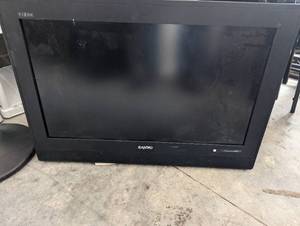lot 30 image: Sanyo 32 TV...