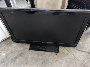 lot 31 image: Philips 42 TV...