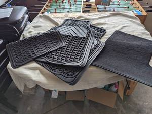 lot 40 image: Very clean or new auto mats...