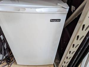 lot 56 image: Magic Chef larger mini fridge, 20 w...