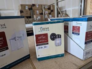lot 85 image: 4 Disk lights with 2 other lights...