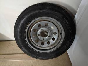 lot 87 image: 20575D15 Tire on 5 post rim...