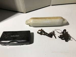 lot 17 image: Electric knife set, Bowie and 2 traps