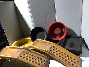 lot 15 image: 5 oil pans and a set of car ramps