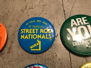 lot 48 image: 34 collectible buttons