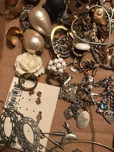 lot 50 image: Box of jewelry