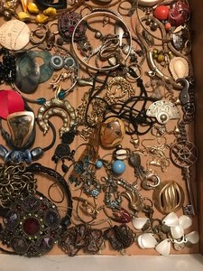 lot 52 image: Box of jewelry
