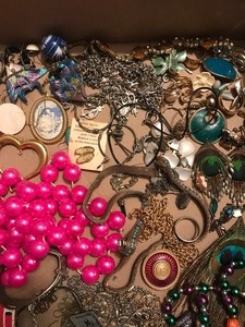 lot 53 image: Box of jewelry