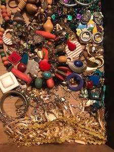 lot 54 image: Box of jewelry