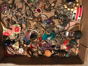 lot 56 image: Box of jewelry