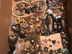 lot 57 image: Box of jewelry