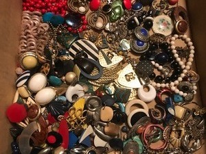 lot 58 image: Box of jewelry