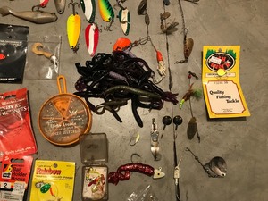 lot 87 image: Mix of fishing tackle