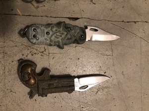 lot 93 image: 4 knives with different designs on them