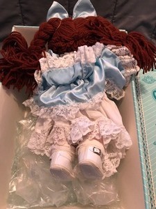 lot 113 image: CORI LYNNE 1985 CABBAGE PATCH DOLL w BOX