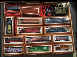 lot 114 image: Tyco silver streak train box  11 train cars  tru-steel tracks  lift station  Tyco transformer - Union Pacific trailer, Schmitz beer, silver streak, new haven, Ralston purina co., great northern, western Union, silver streak, Union Pacific trailer semi