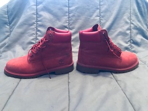 lot 115 image: Timberland 200 gram boots  Size US 4