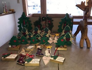 lot 133 image: Christmas decorations carved out of wood