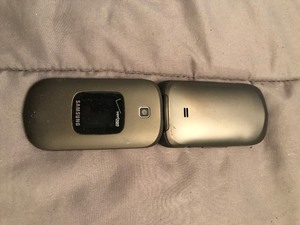 lot 134 image: Lot of cell phones, IPODs and Cameras (Mostly cell phones)