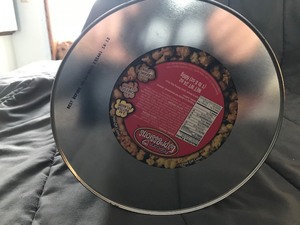 lot 142 image: Coca Cola popcorn tin with collectible ornaments  never been opened.