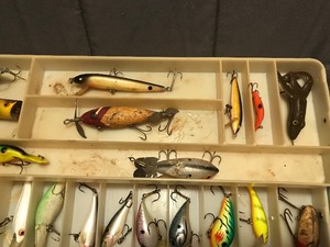 lot 169 image: Vintage Sears Roebuck and Co. tackle box with fishing lures