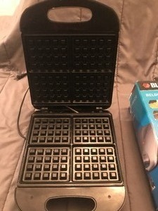 lot 287 image: Black and decker Belgian Waffle Maker