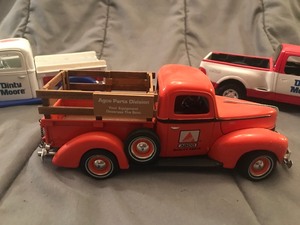 lot 288 image: 3 collector model trucks