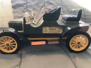 lot 317 image: Vintage Limited Edition 1909 Stanley Steamer (asi) Decanter In original box