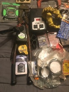 lot 324 image: Lot of tools and hardware