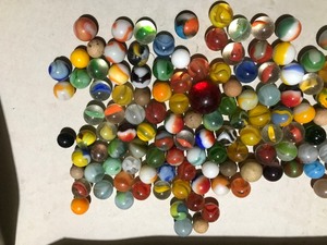 lot 414 image: Lot of vintage marbles