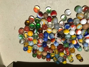 lot 415 image: Lot of vintage marbles