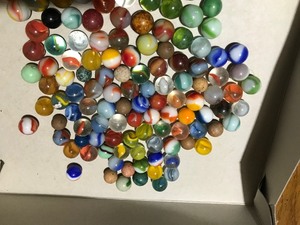 lot 416 image: Lot of vintage marbles