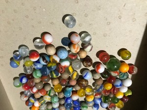 lot 417 image: Lot of vintage marbles