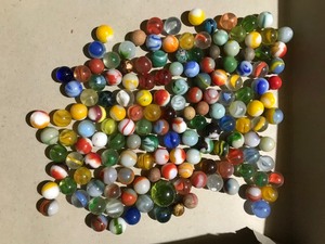 lot 418 image: Lot of vintage marbles