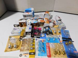 lot 224 image: Box of light bulbs