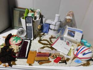 lot 259 image: New Couch wrap blanket, Vintage shoe shine buffers & brush,  new ties,Pontiac racing shirt, juicer and more