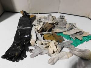 lot 271 image: Bag of gloves