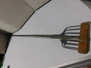 lot 386 image: Vintage fishing spear