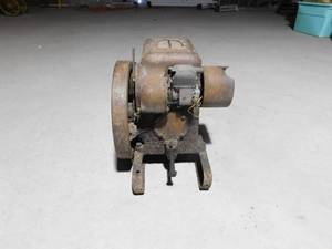 lot 388 image: International Harvestor Co. 1 12 to 2 12 HP Type LA Engine 300-500 RPM Pulley Speed