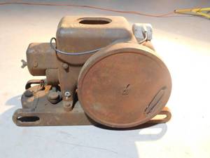 lot 389 image: International Harvestor Co. 1 12 to 2 12 HP Type LA Engine 300-500 RPM Pulley Speed