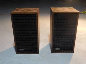 lot 390 image: Vintage KLH speakers